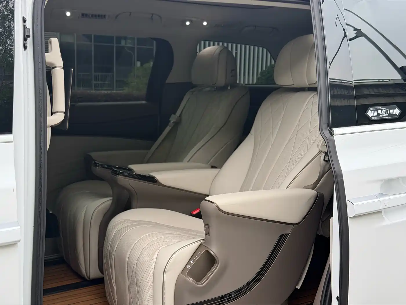 Denza D9 2022 DM-i 970 AWD Flagship фото 11