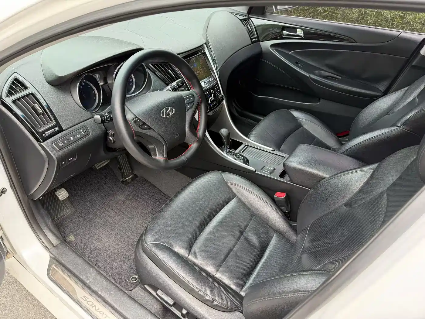 Hyundai Sonata 2015 Classic 2.0L Automatic Luxury Edition фото 4