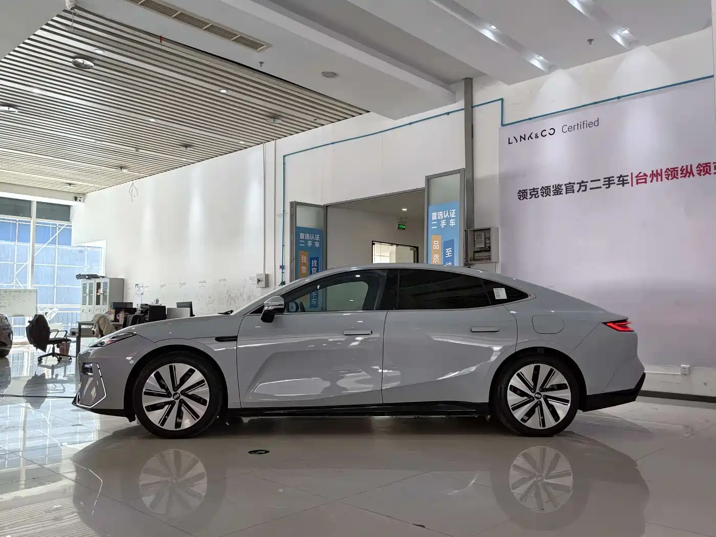 Geely Galaxy Galaxy E8 2024 665km RWD Starship Voyager Edition фото 2