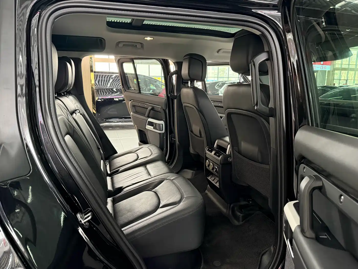Land Rover Defender 2024 110 3.0T P400 XS фото 7