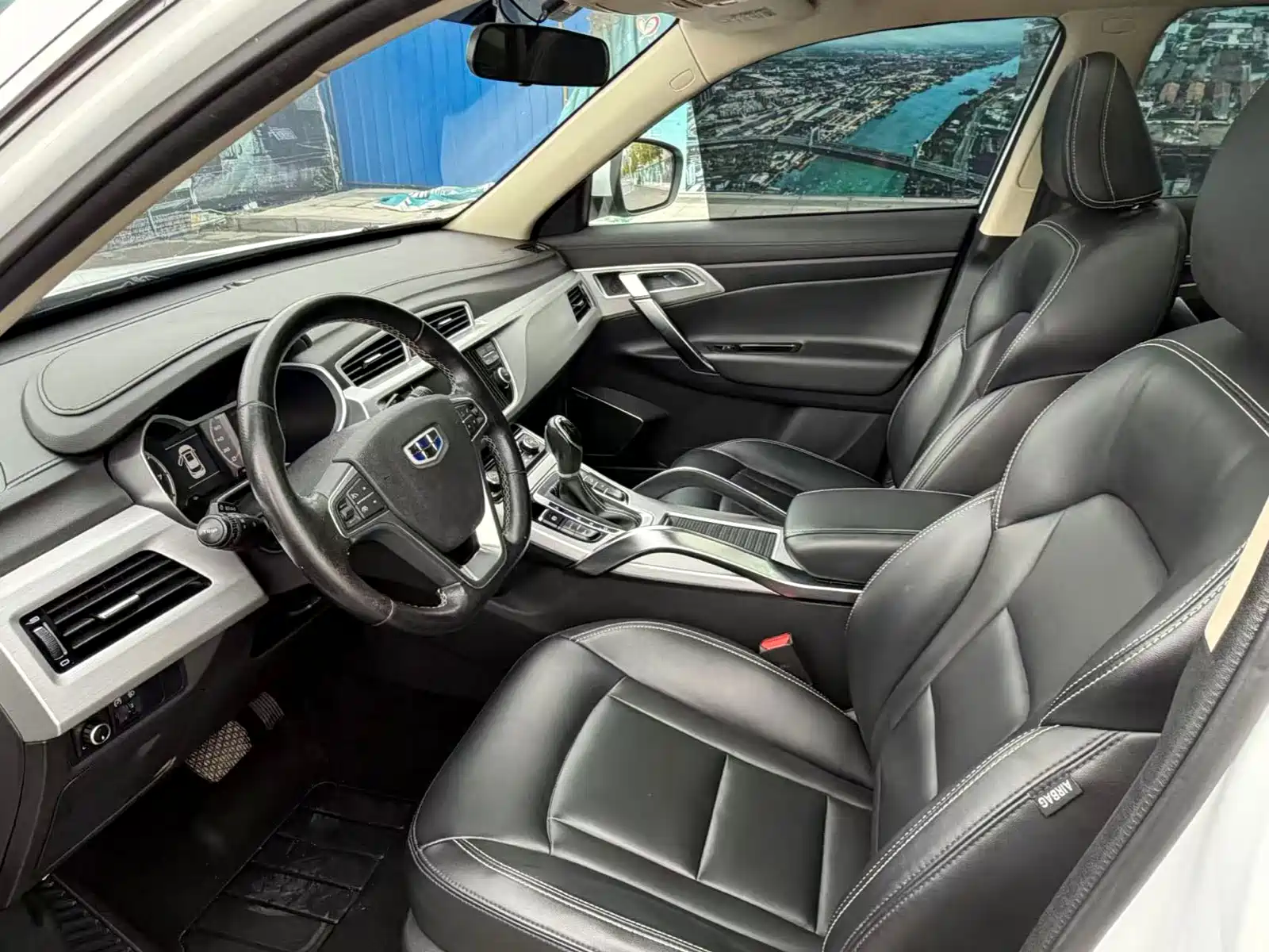 Фото 9 - Geely Atlas