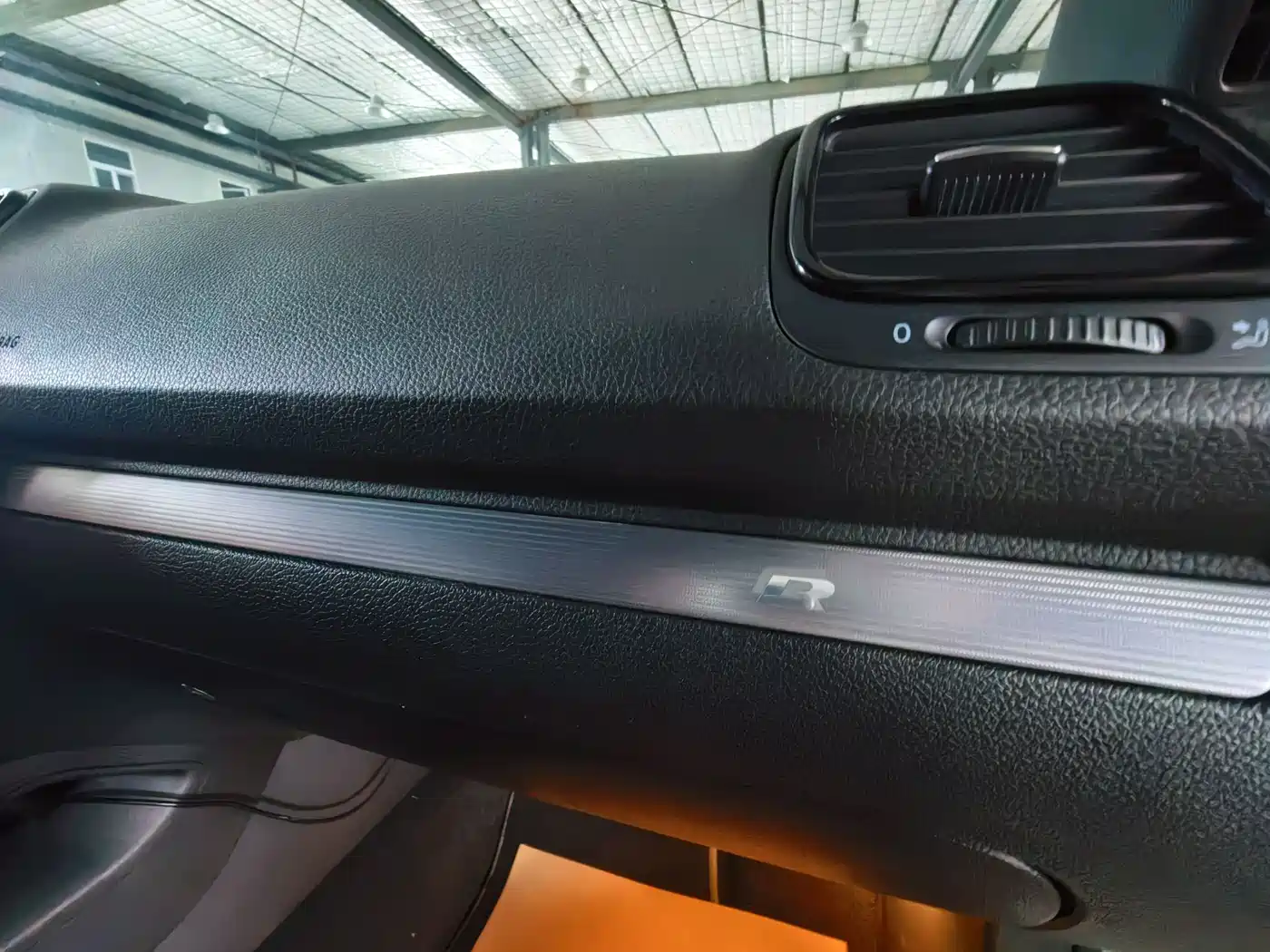 Volkswagen Scirocco 2011 Model R 2.0TSI фото 21