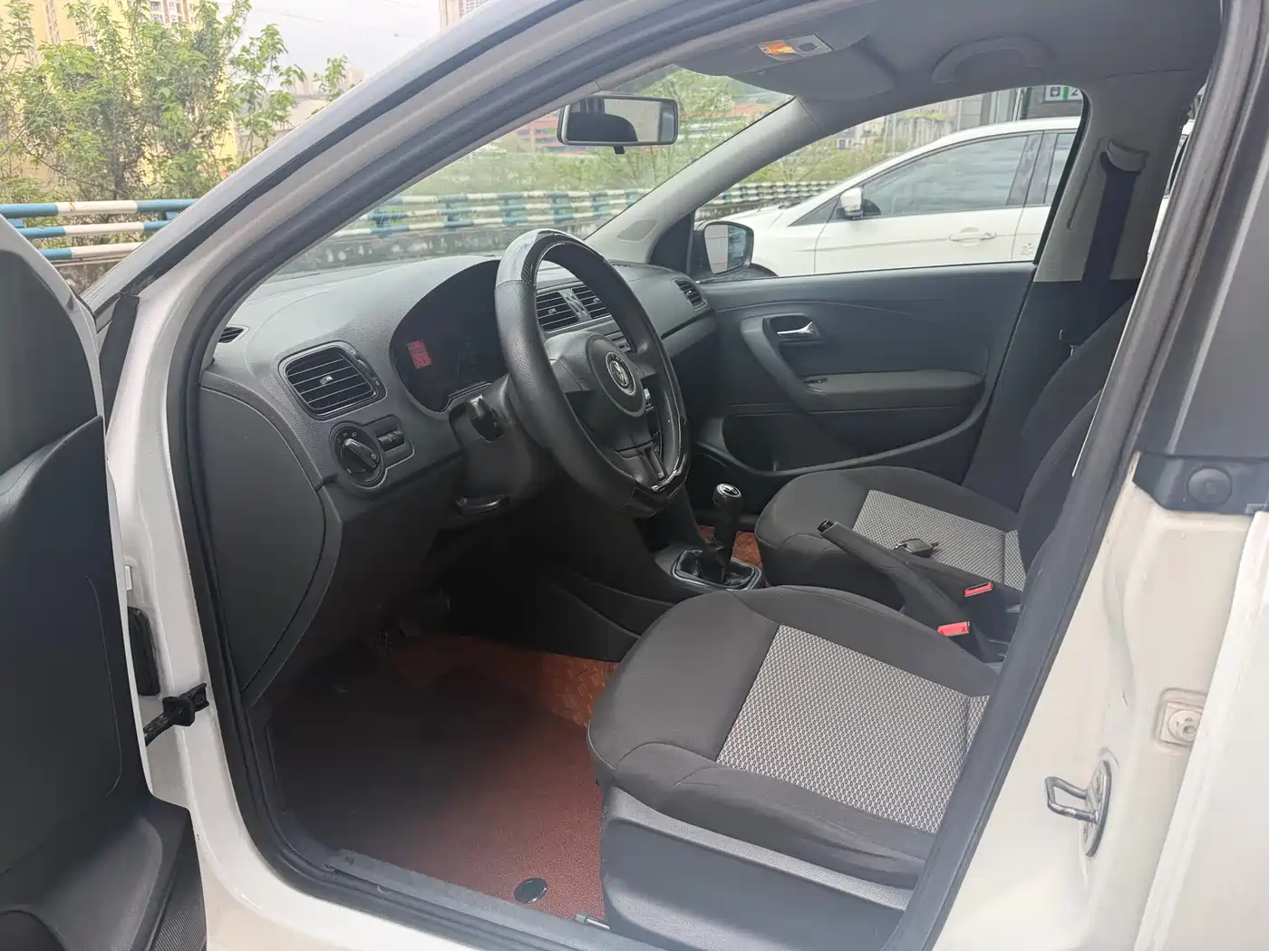Volkswagen Polo 2011 1.4L Manual Joy Edition фото 7