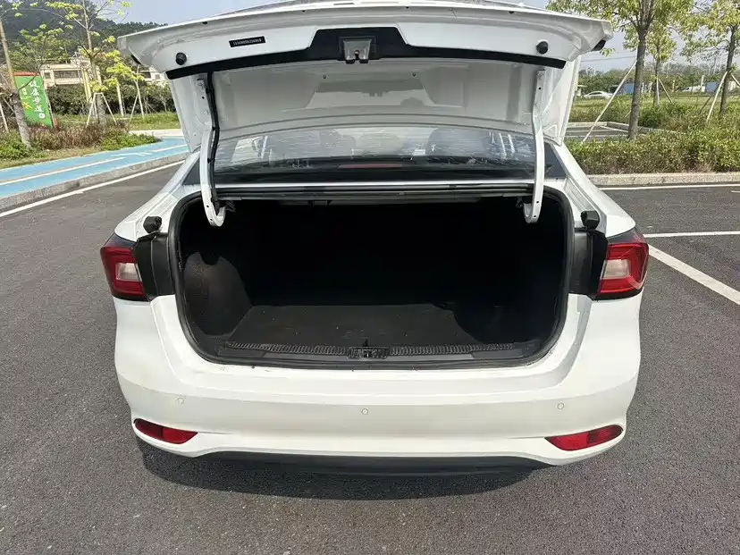 Фото 20 - Roewe i5