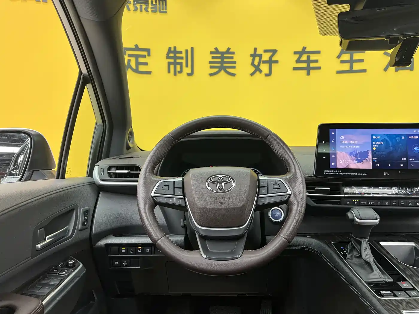 Toyota Sienna 2023 2.5L Hybrid Platinum Edition фото 16