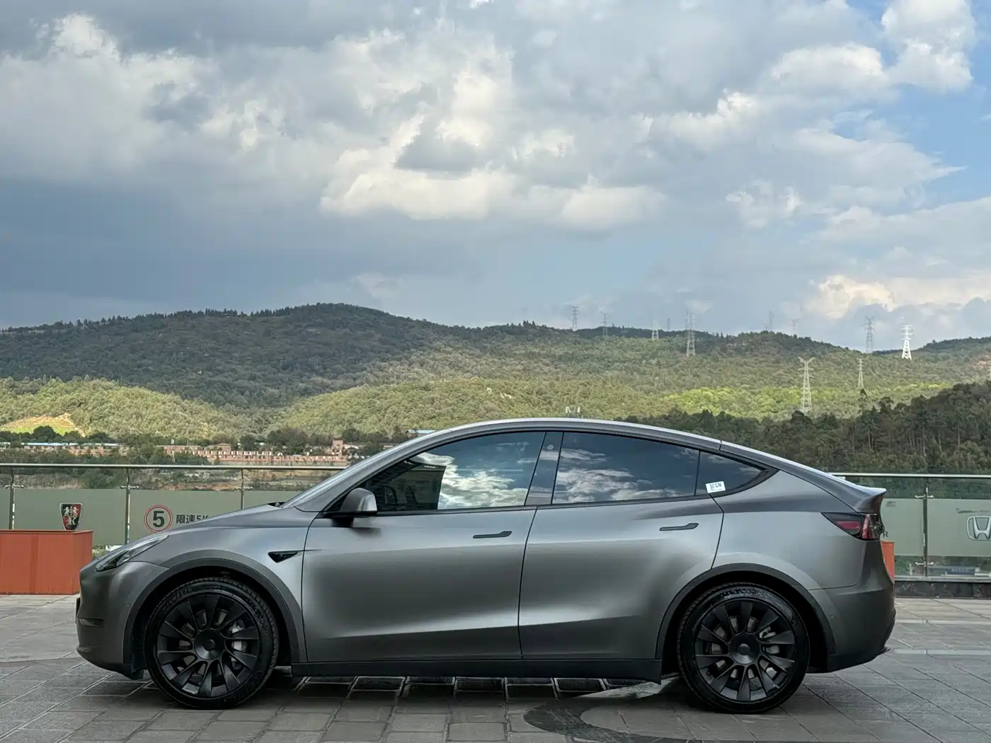 TESLA MODEL Y