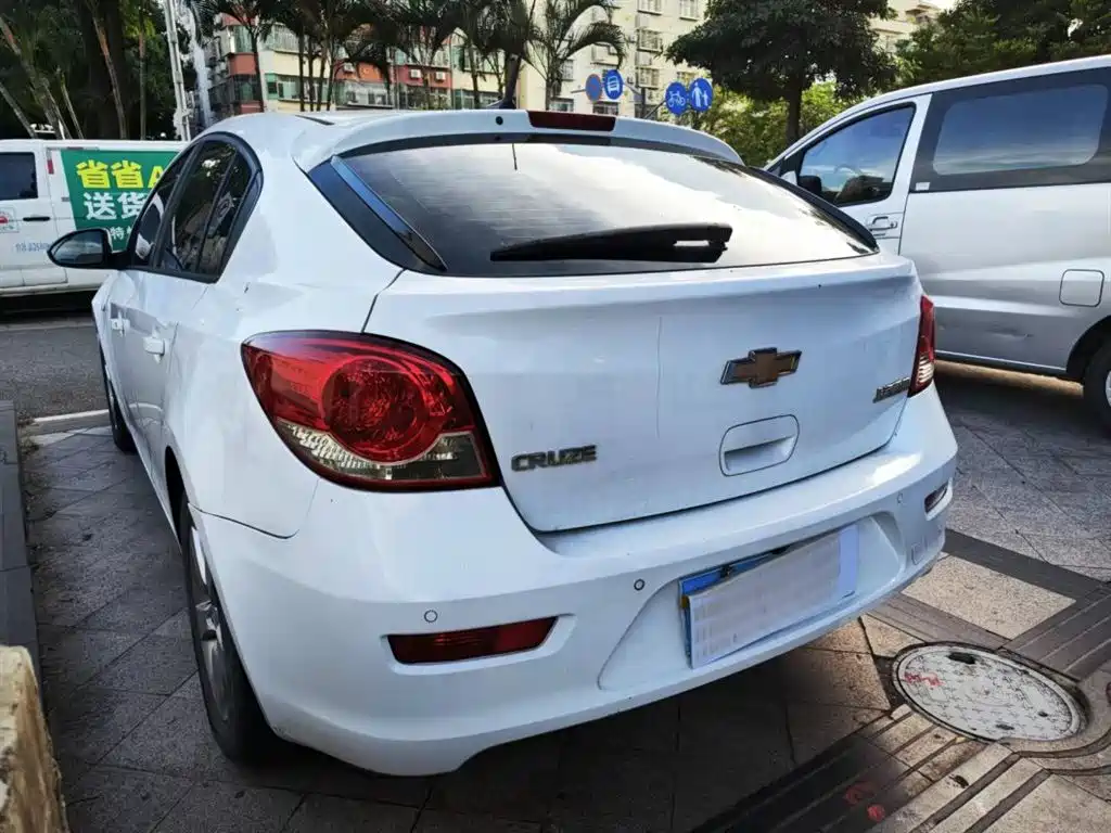 Chevrolet Cruze 2013 Hatchback 1.6L Automatic Luxury фото 2