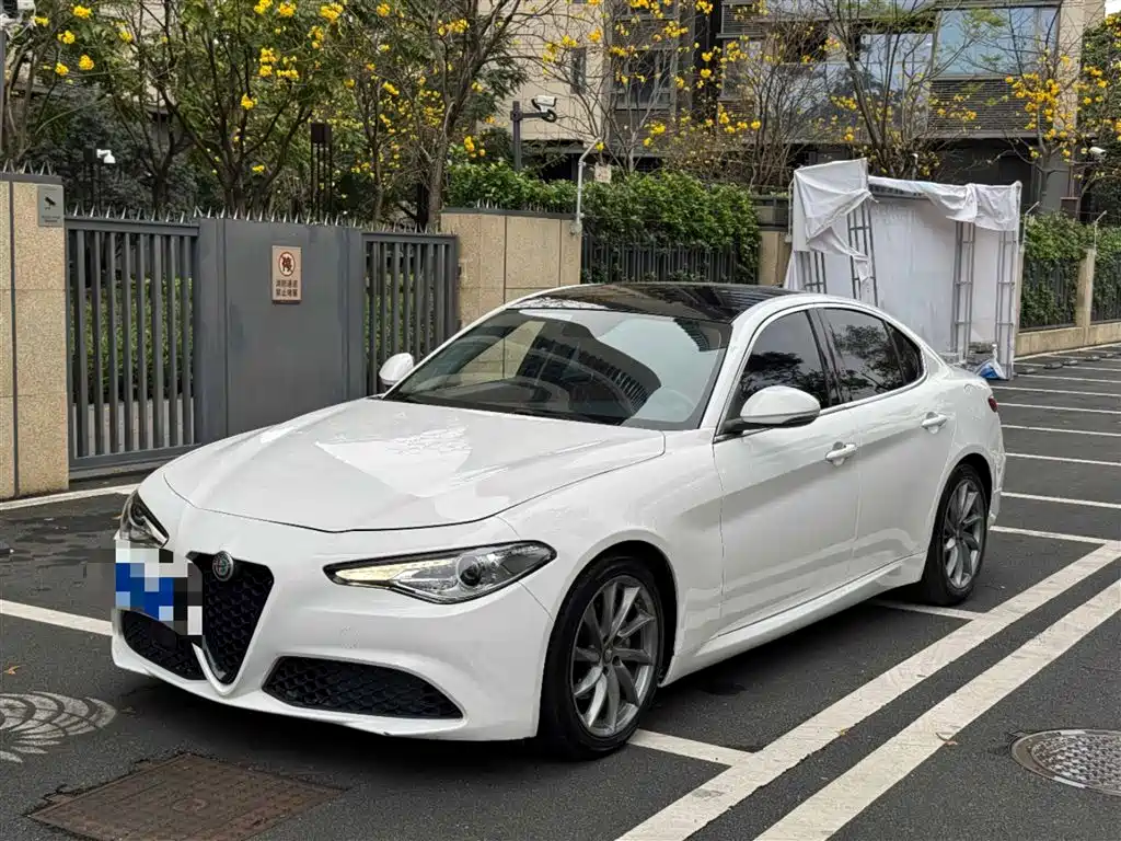 Alfa Romeo Giulia 2017 2017 2.0T 200HP Luxury Edition