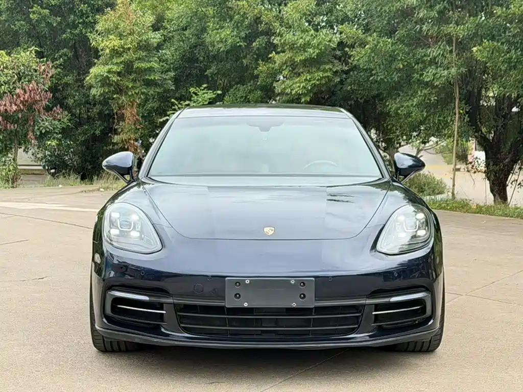 Photo 3 - Porsche Panamera