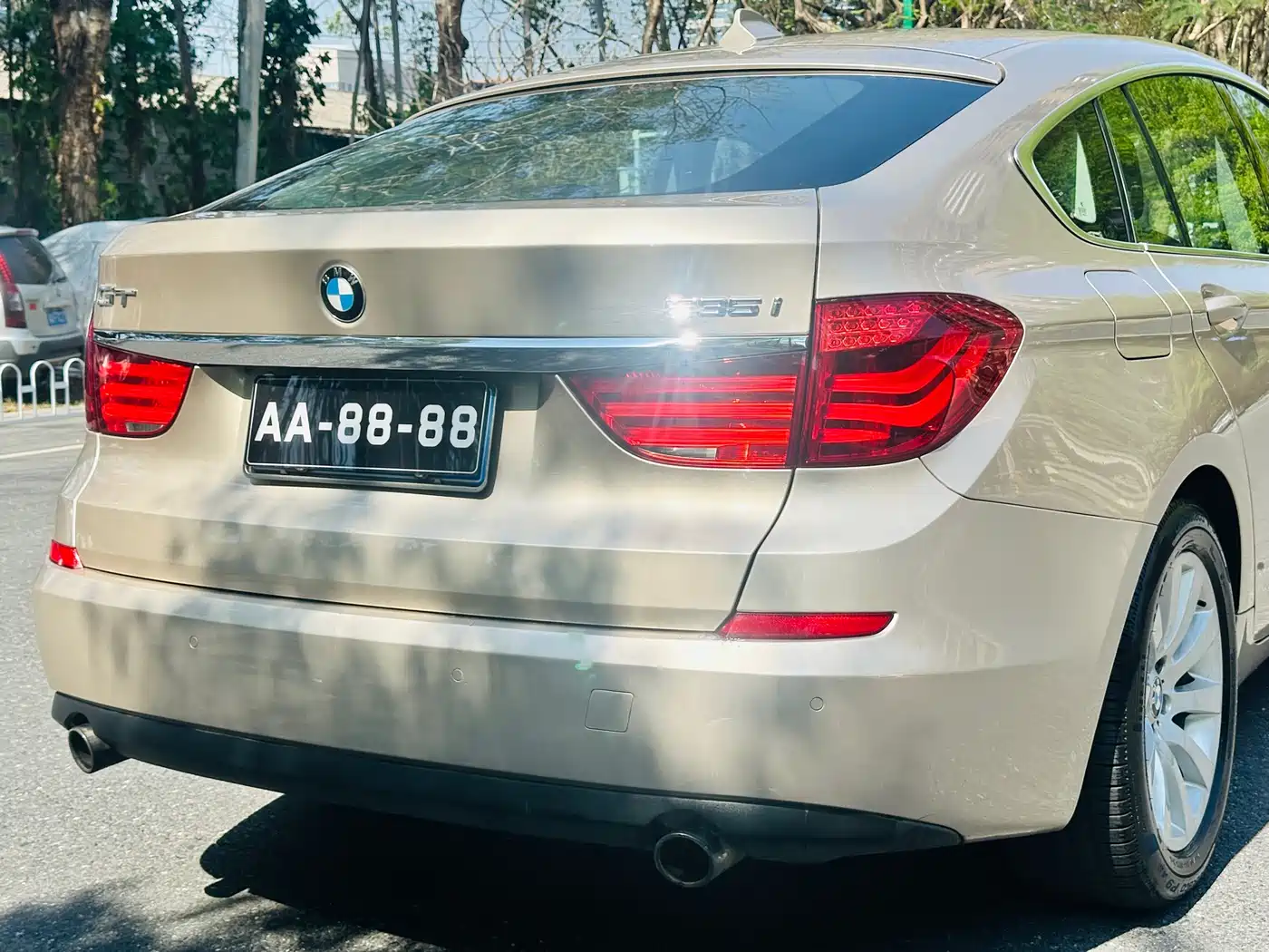 BMW 5 Series GT 2010 535i Leading Model фото 9
