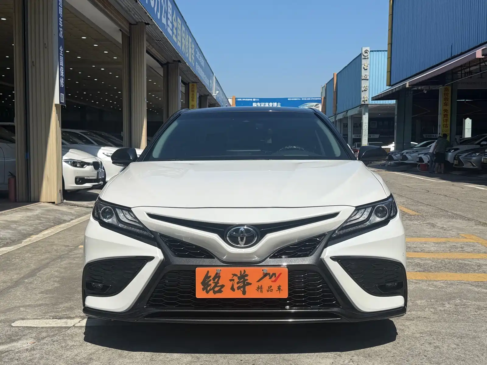 Фото 2 - Toyota Camry