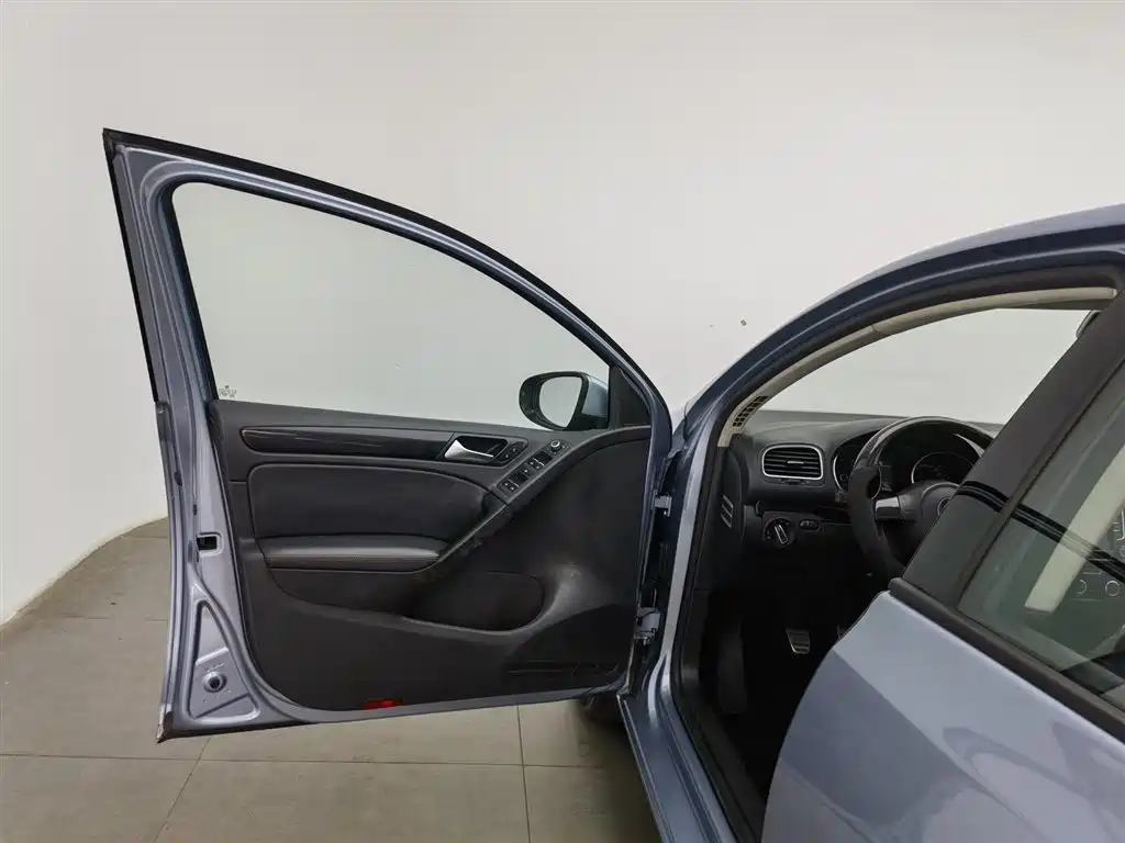 Volkswagen Golf 2012 1.6 Manual Comfort Type фото 8