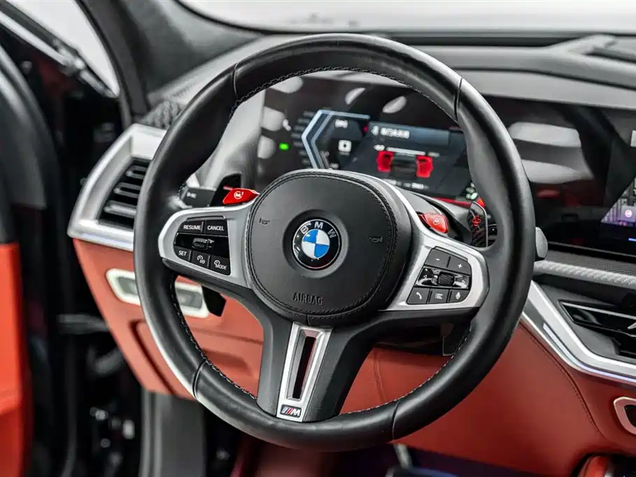 BMW XM 2023 50e фото 33
