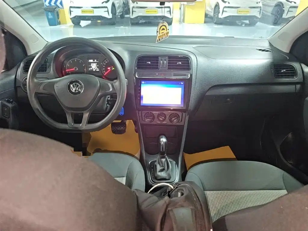 Volkswagen Polo 2016 1.4L Automatic Trend фото 10