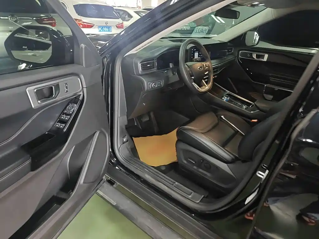 Photo 16 - Ford Explorer