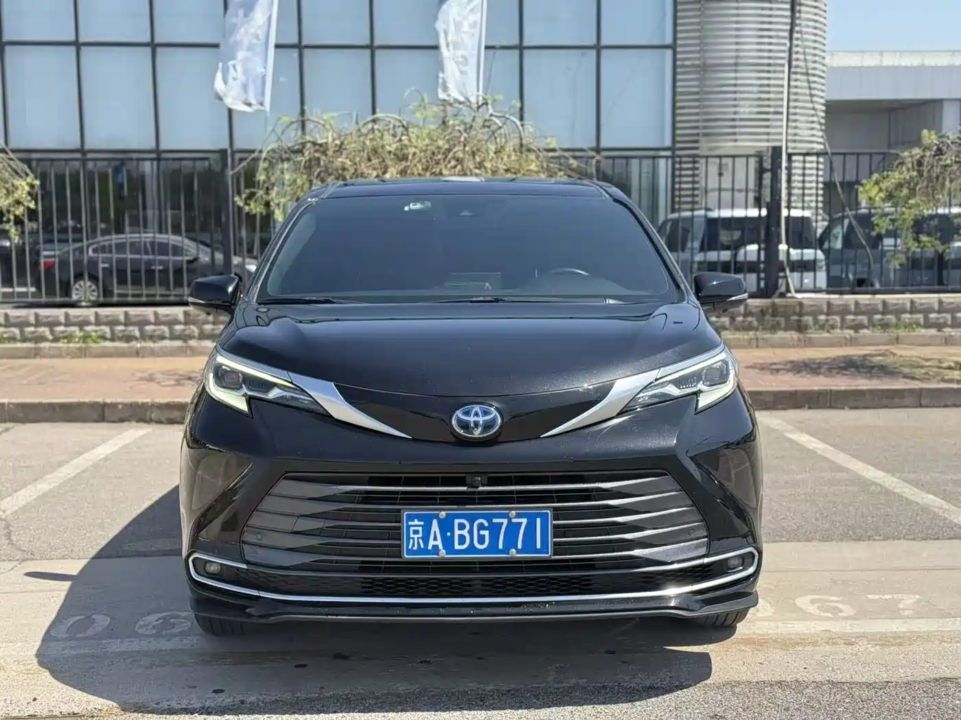 Toyota Sienna 2021 2.5L Hybrid Premium Edition фото 2