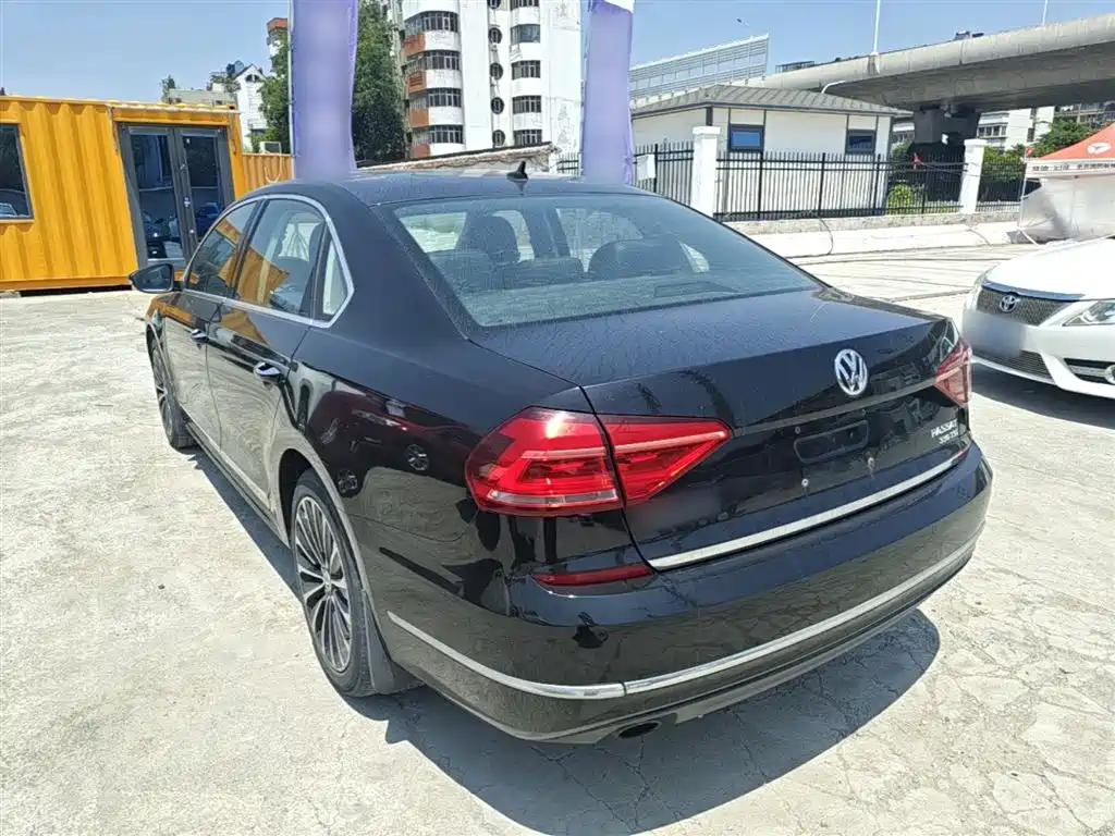 Volkswagen Passat 2017 330TSI DSG Luxury фото 5