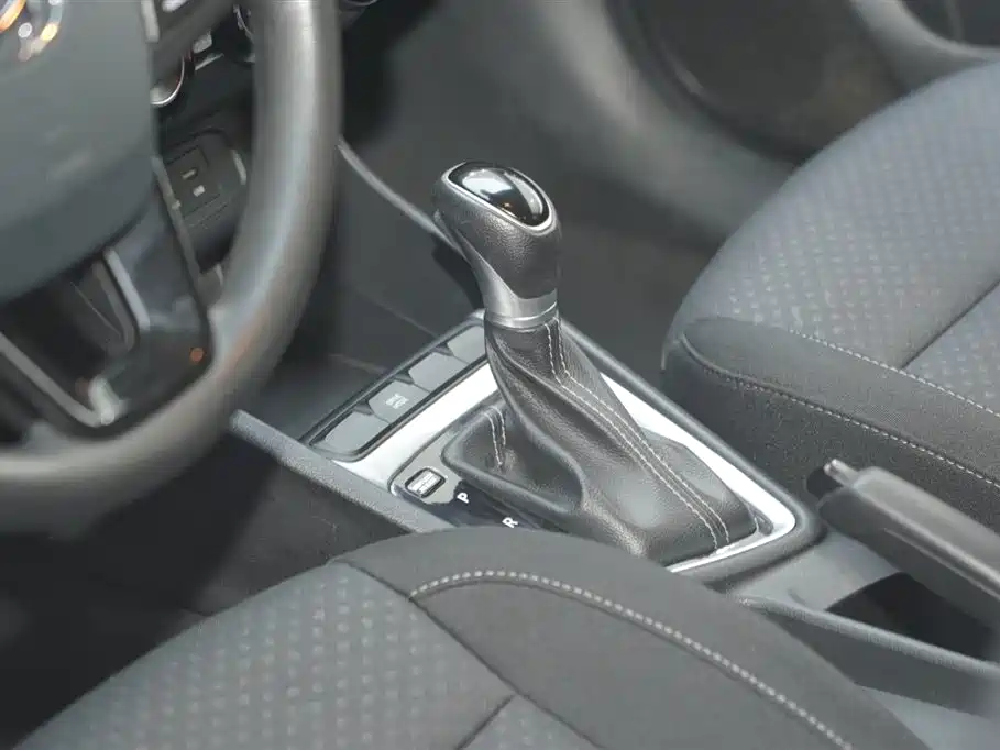 Hyundai Elantra 2018 1.6L Automatic Pleasing Edition GL China VI фото 12