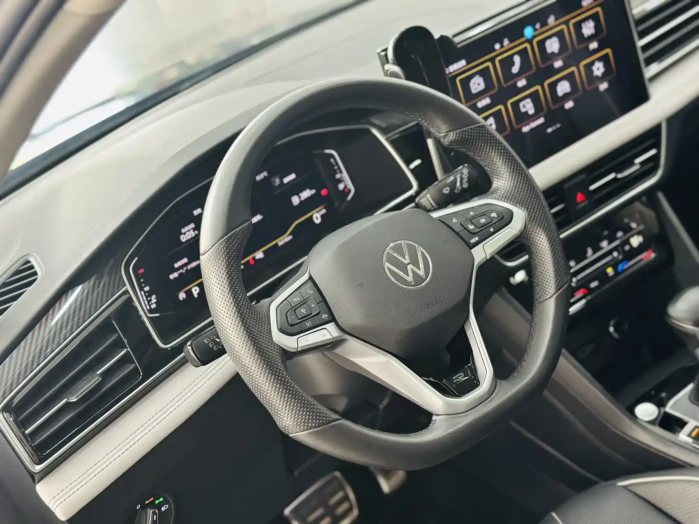 Volkswagen Tiguan L 2024 330TSI Automatic 2WD R-Line Premium Enjoyment Edition фото 12