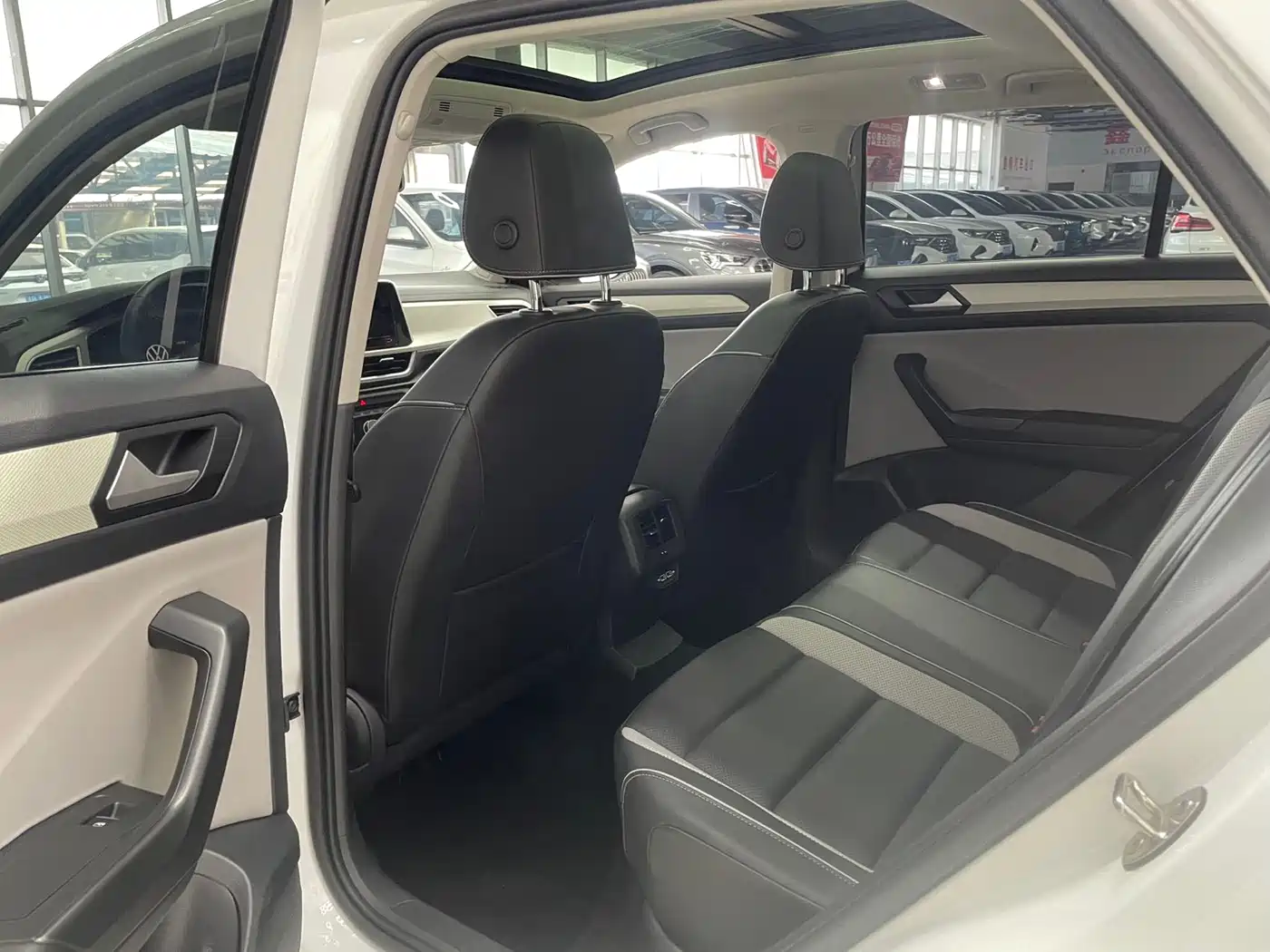 Volkswagen T-ROC 2023 280TSI DSG 2WD Time Edition фото 9