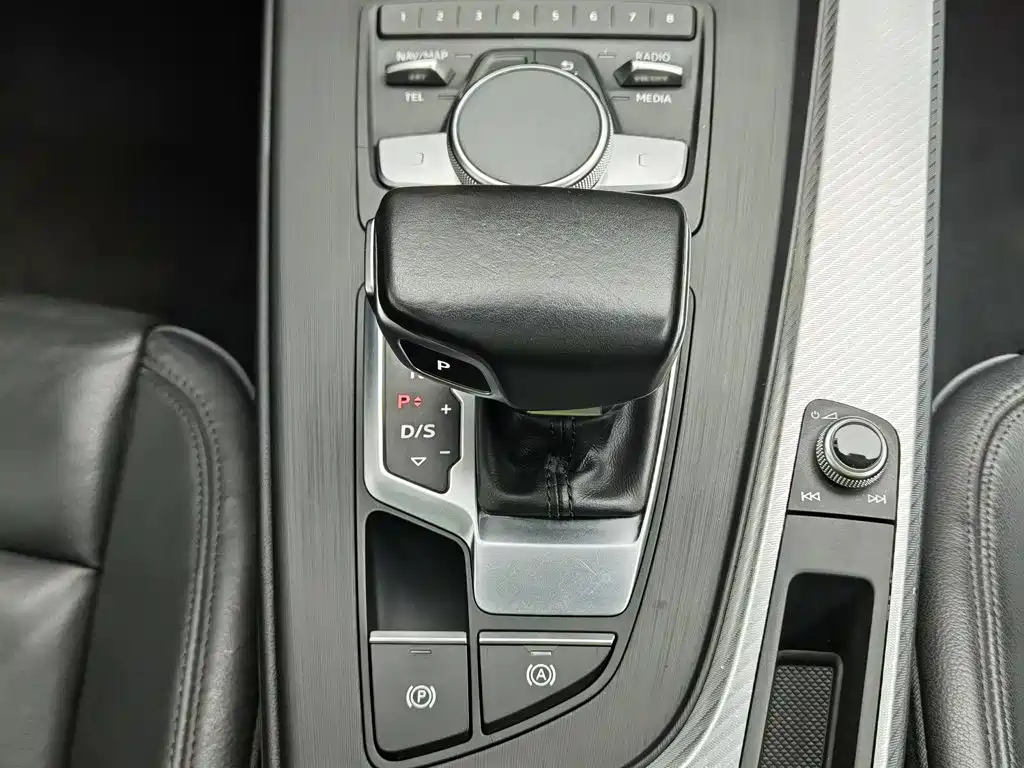 Фото 13 - Audi A4L