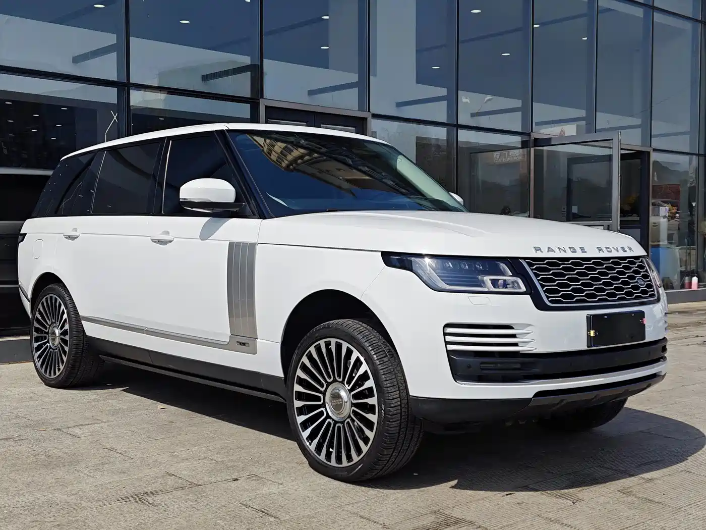 Land Rover Range Rover 2020 3.0 L6 Heritage Extended Edition фото 3