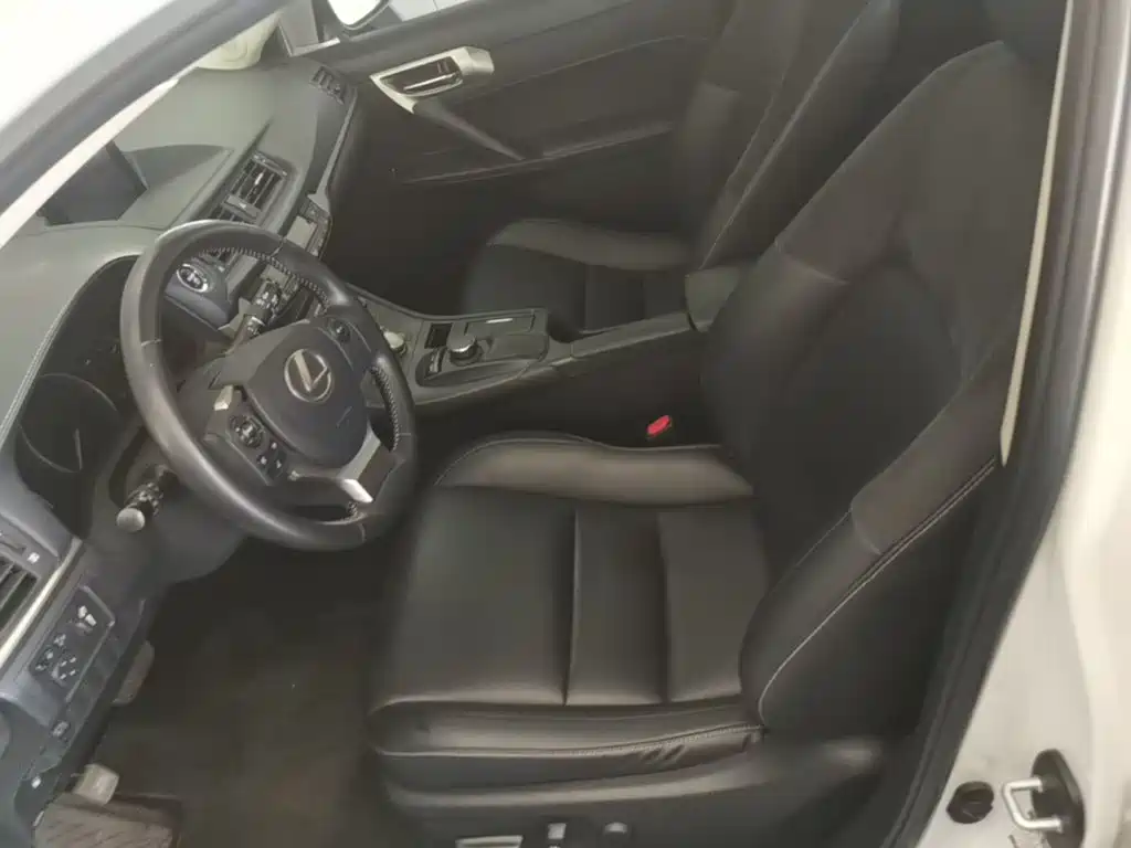 Photo 15 - Lexus CT