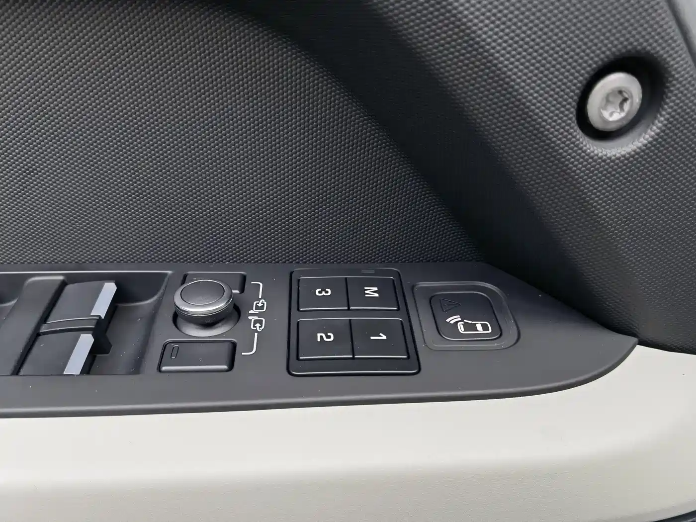 Land Rover Defender 2022 110 P400 Dark Special Edition фото 13