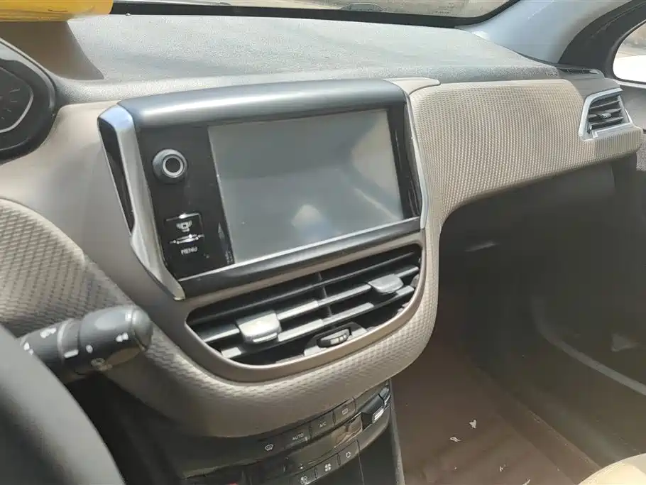 Peugeot 2008 2014 1.6L Automatic Navigation Edition фото 13