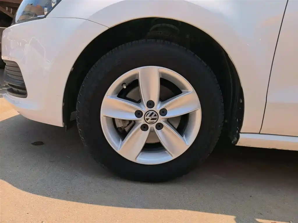 Volkswagen Polo 2014 1.4L Manual Trend Edition фото 23