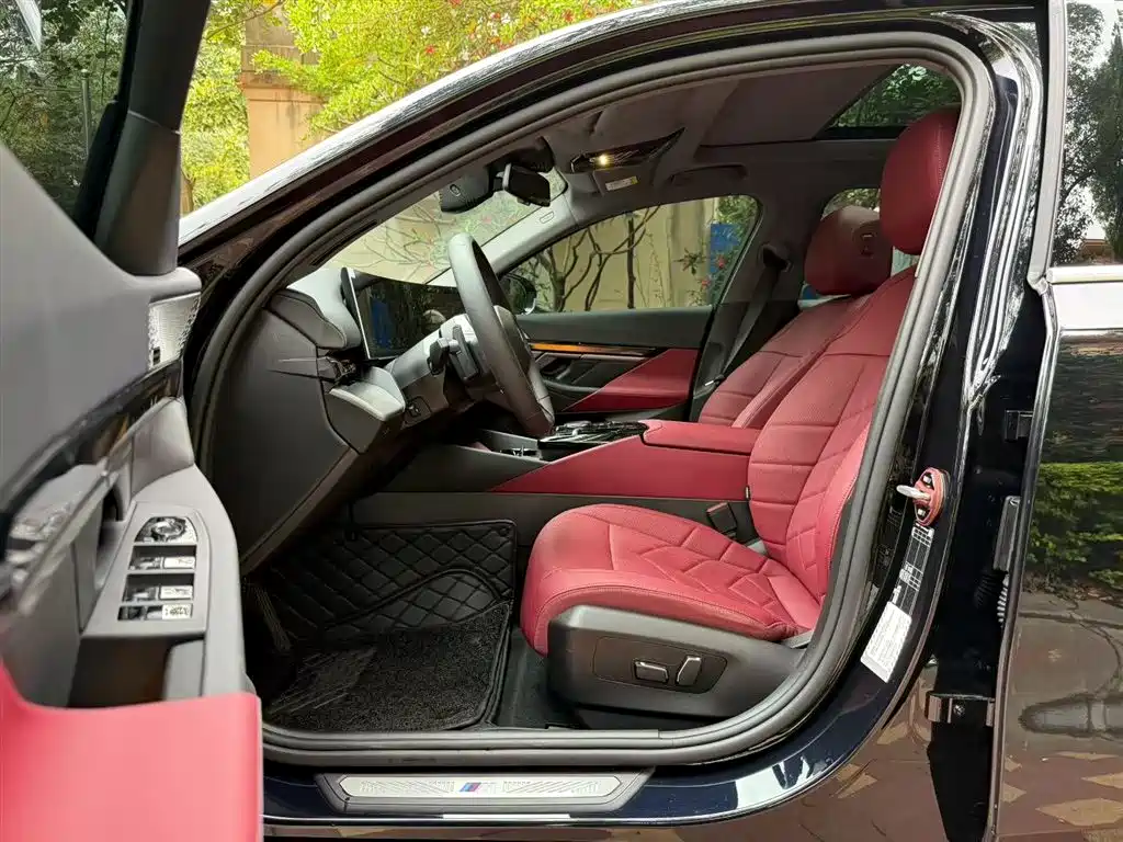 BMW 5 Series 2025 530Li Leading M Sport Package фото 4