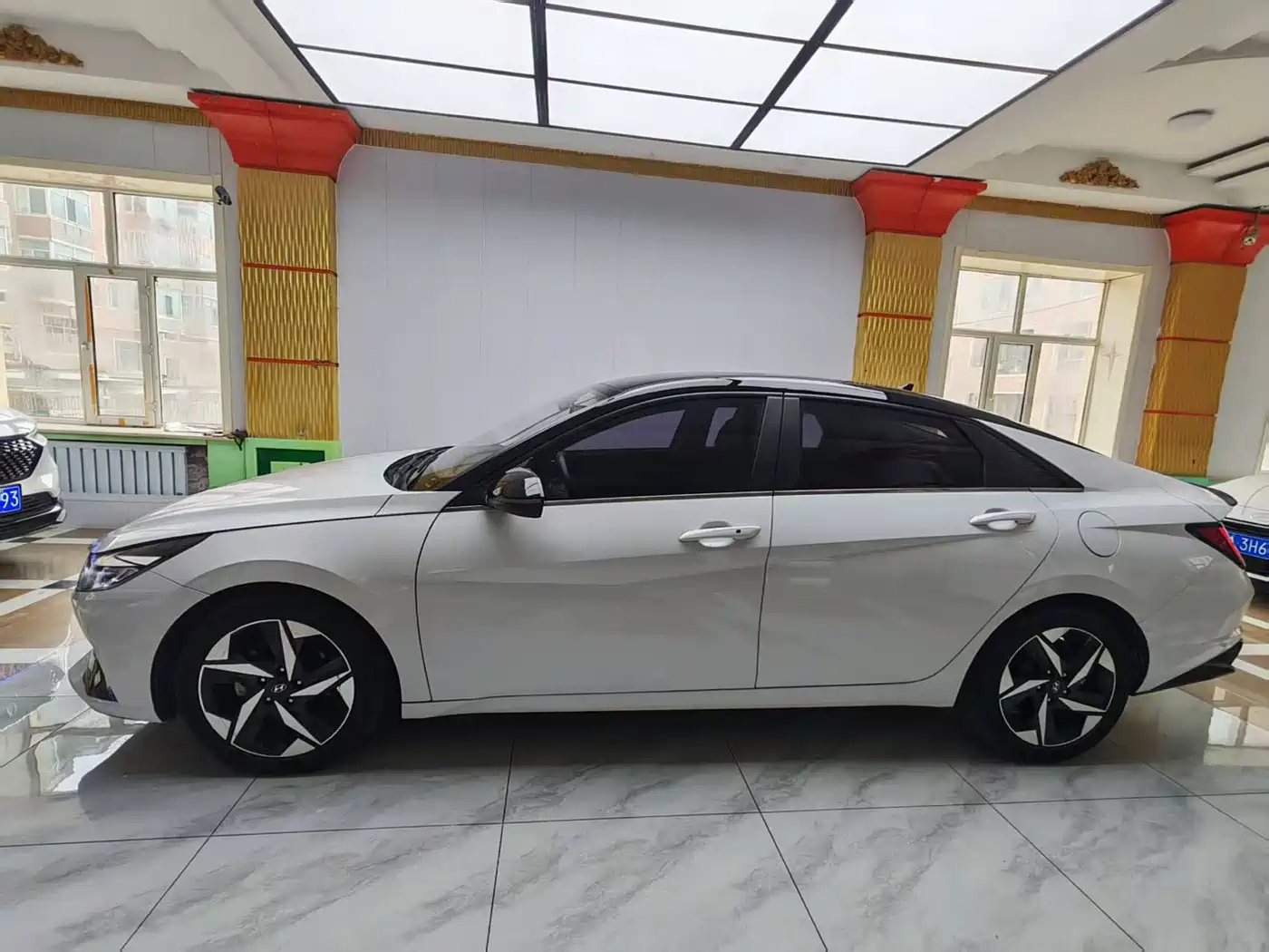 Hyundai Elantra 2022 1.5L CVT LUX Premium Edition фото 4