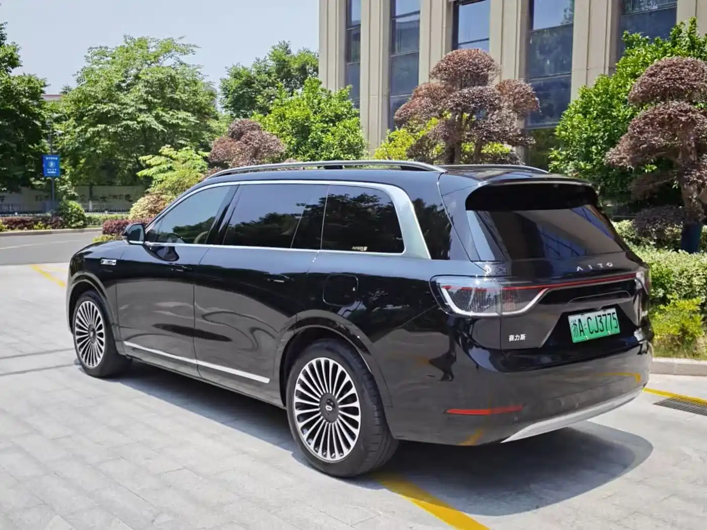 AITO Wenjie AITO M9 2024 Pure Electric Max Edition 100kWh 6-Seater фото 8