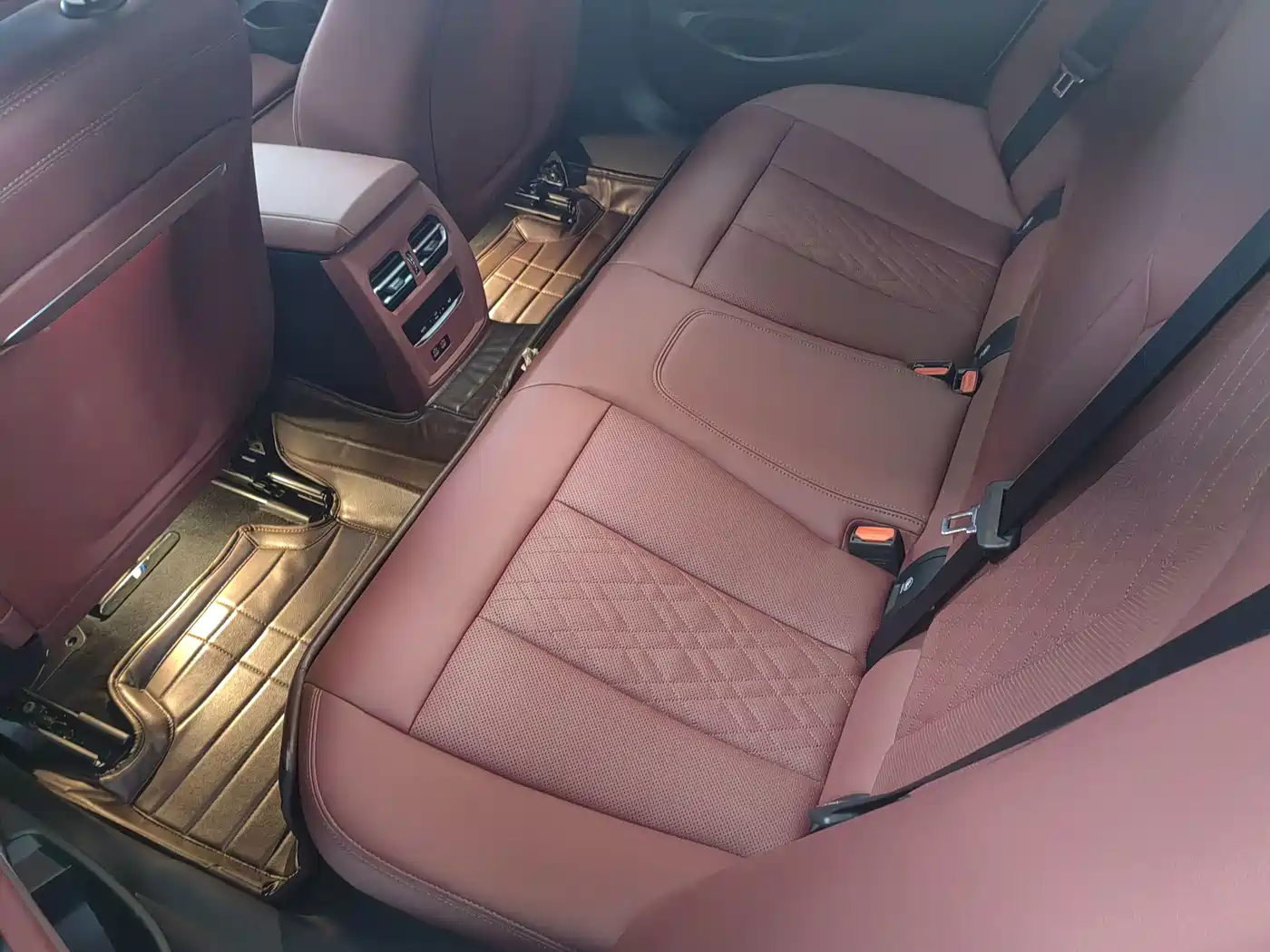 BMW 3 Series 2024 325i M Sport Package фото 10