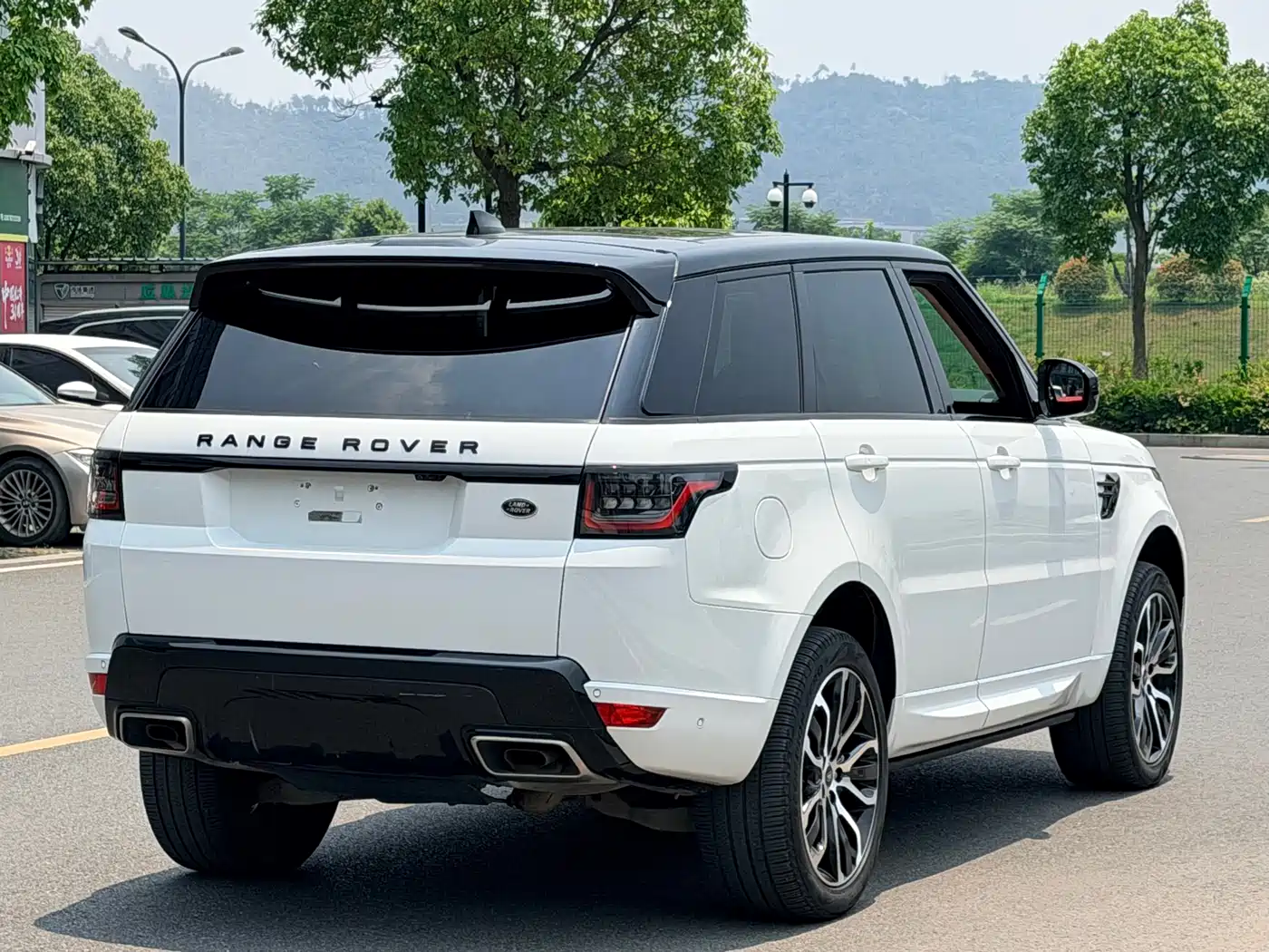 Land Rover Range Rover Sport 2022 3.0 L6 Gloss Black Edition фото 4