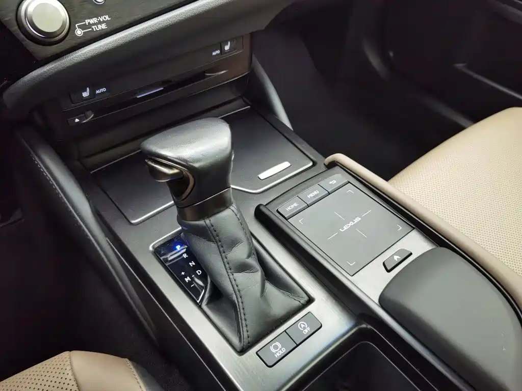 Фото 13 - Lexus ES