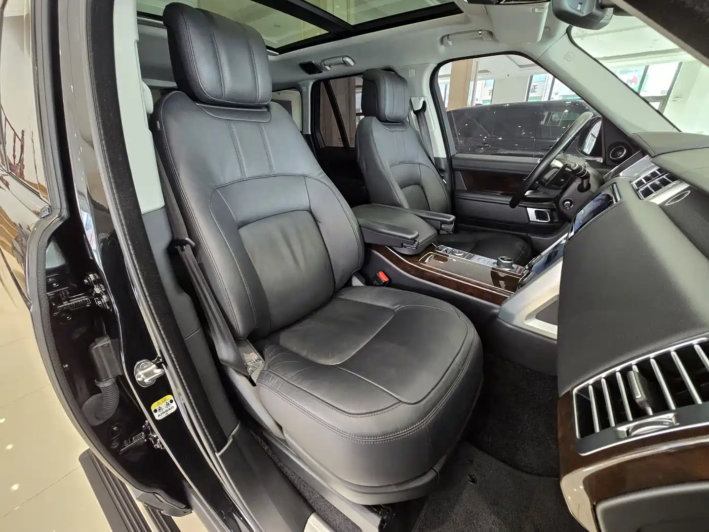 Land Rover Range Rover 2022 3.0 L6 360PS Golden Age Edition фото 13