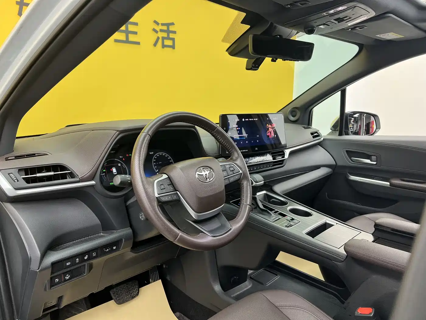Toyota Sienna 2023 2.5L Hybrid Platinum Edition фото 8