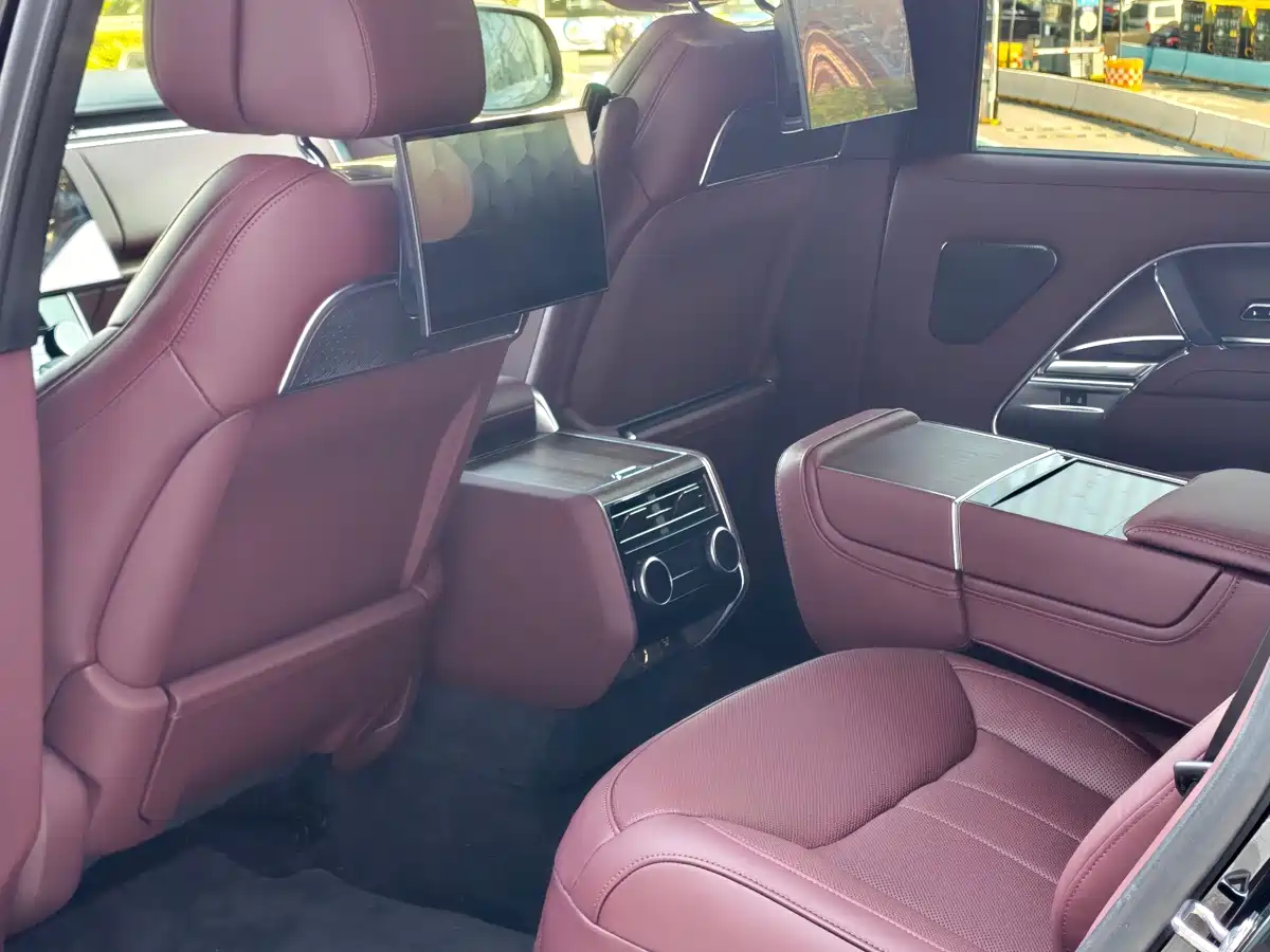 Land Rover Range Rover 2023 3.0 L6 400PS Exemplary Long Wheelbase фото 7