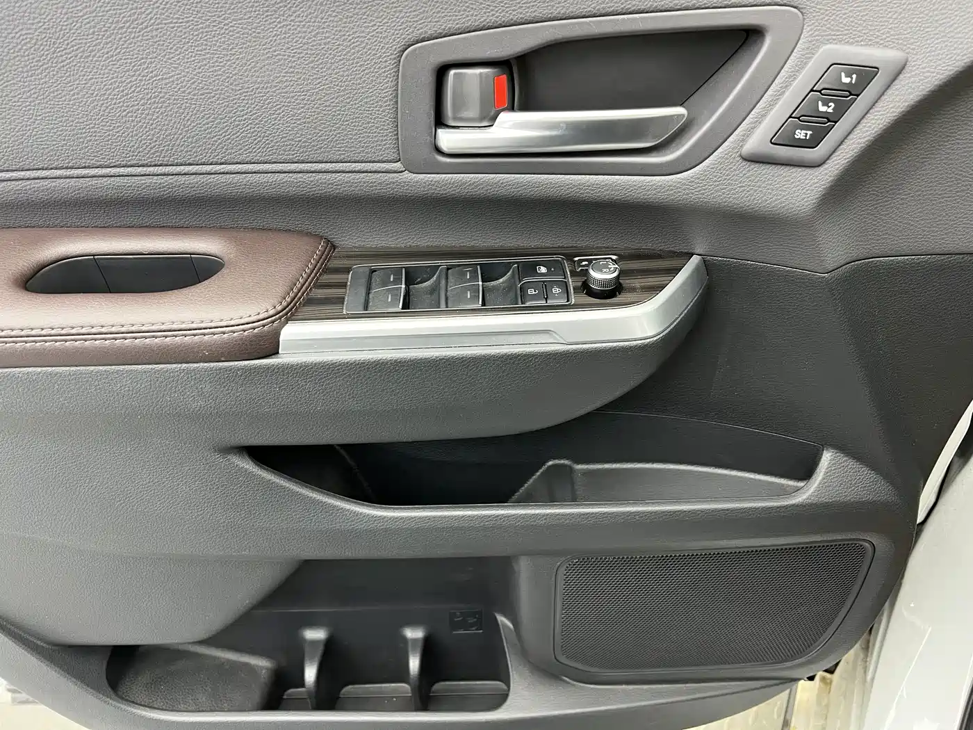 Toyota Sienna 2023 2.5L Hybrid Platinum Edition фото 7