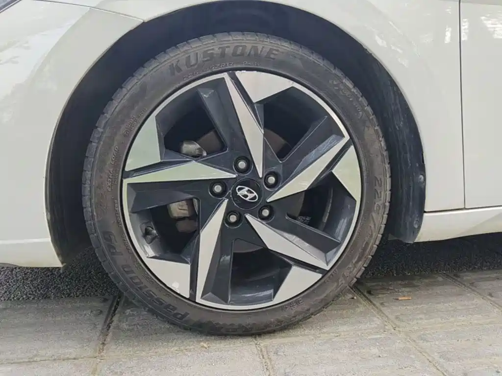 Фото 23 - Hyundai Elantra