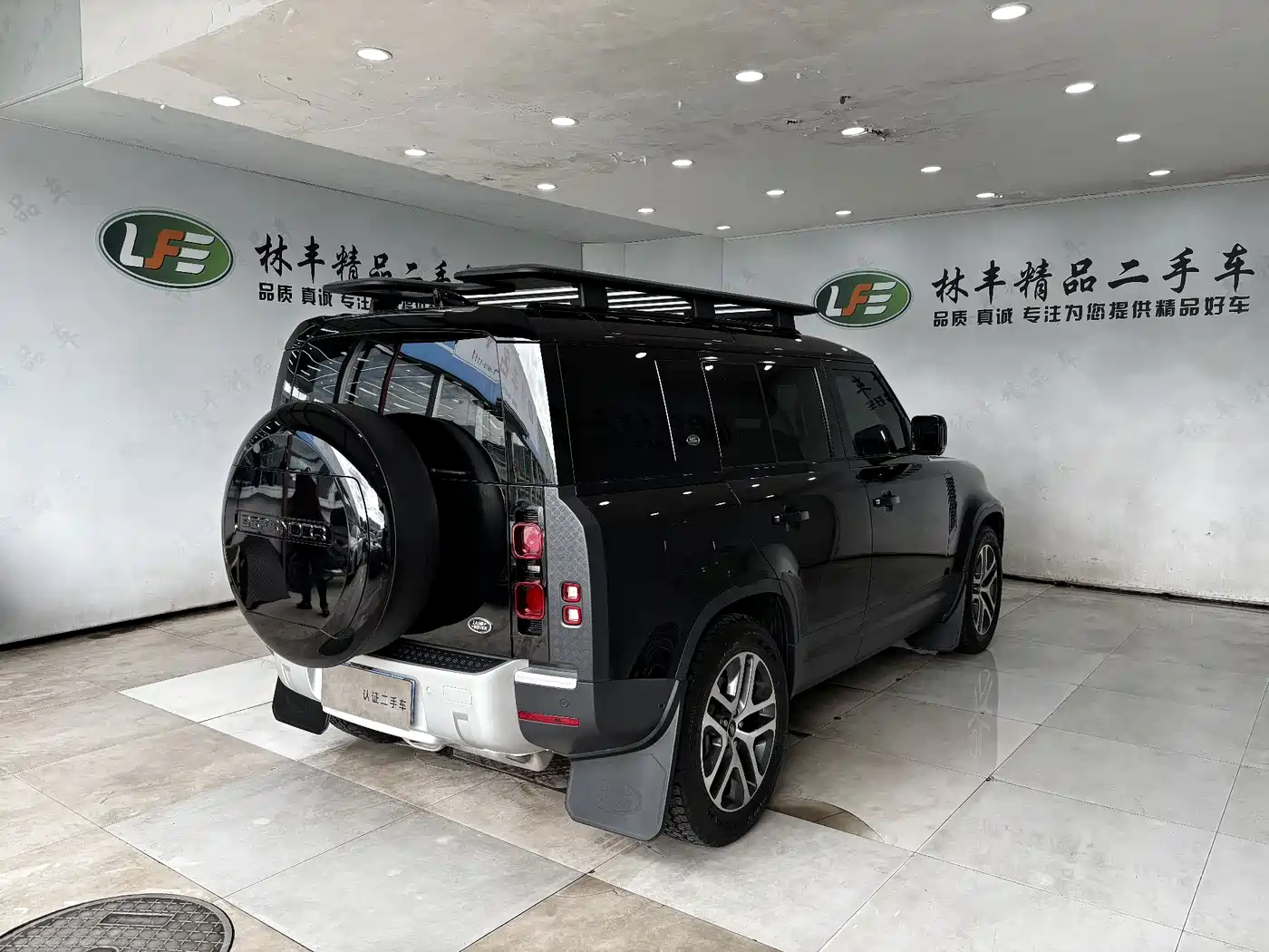 Land Rover Defender 2023 Model 110 3.0T P400 Dark Special Edition фото 5