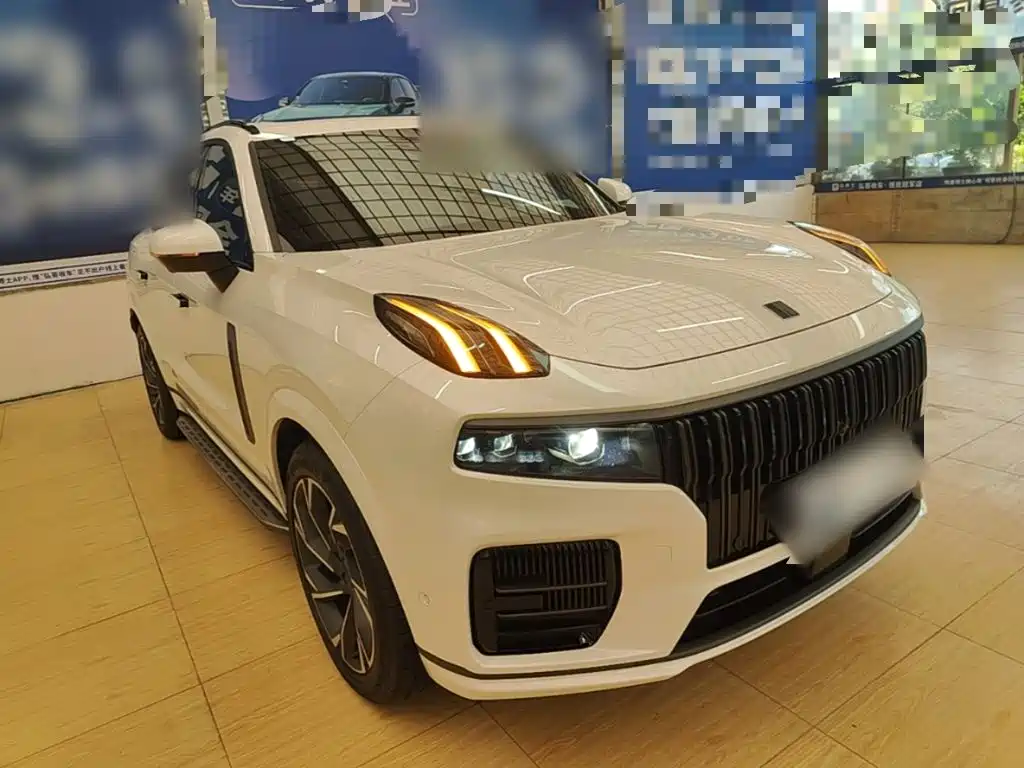 Photo 4 - Lynk & Co 09