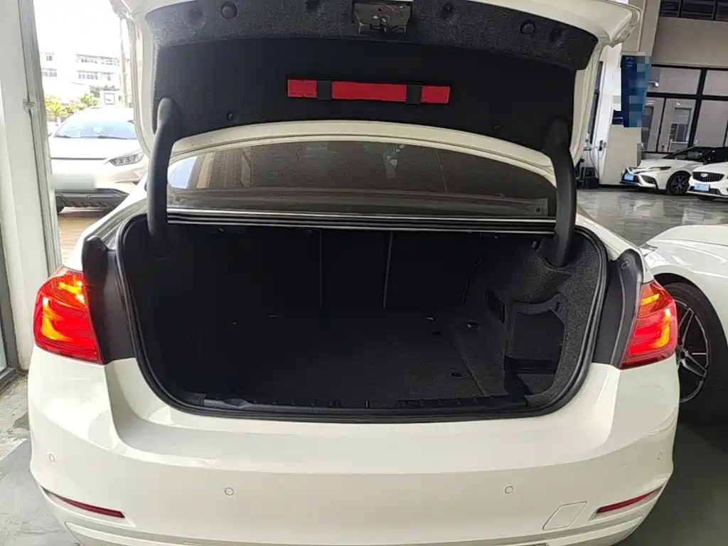 Photo 19 - BMW 3 Series