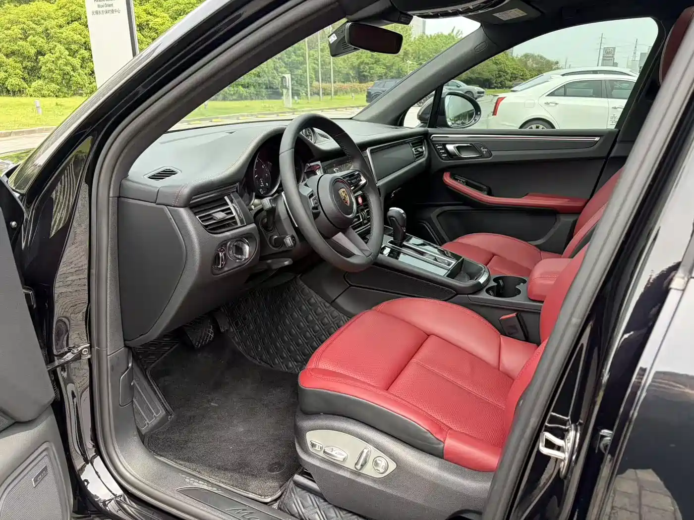 PORSCHE MACAN