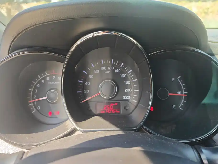 Kia K2 2013 2012 Sedan 1.4L MT GLS Commemorative Edition