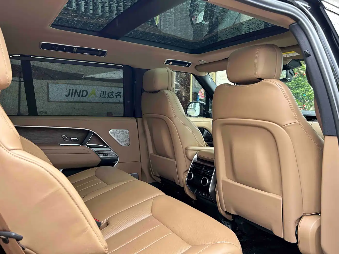 Land Rover Range Rover 2023 3.0 L6 400PS Golden Age 7-Seater Long Wheelbase фото 3