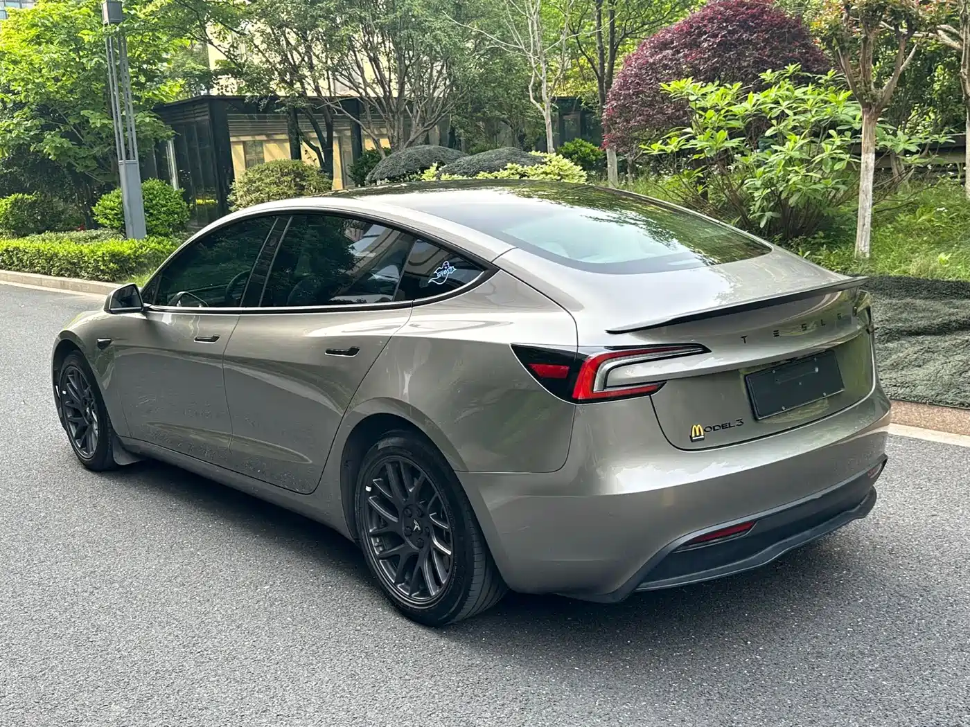 TESLA MODEL 3