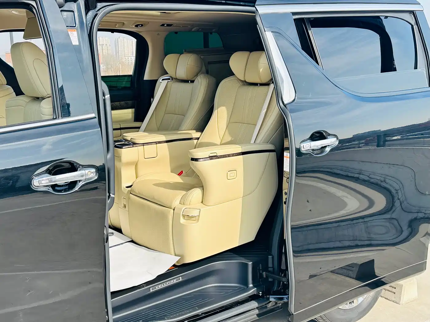 Toyota Vellfire 2020 Hybrid 2.5L Black Gold Limited Edition фото 12