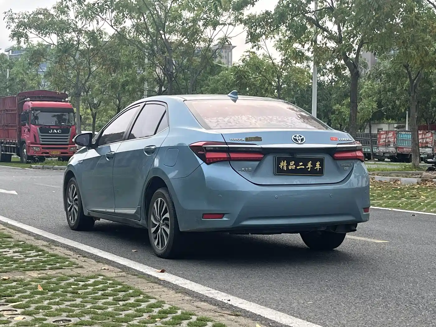 Toyota Corolla 2016 Dual Hybrid 1.8L E-CVT Elite Edition фото 7